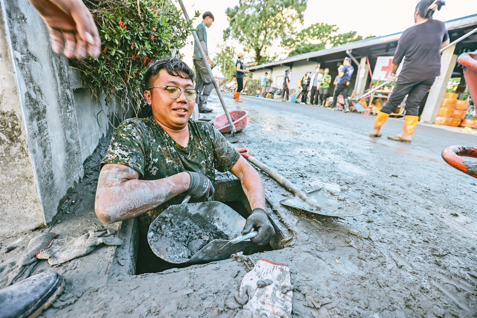花蓮光復鄉重災區佛祖街多處仍埋在泥土下,國軍官兵鑽進排水孔鏟淤泥。記者曾原信/攝影