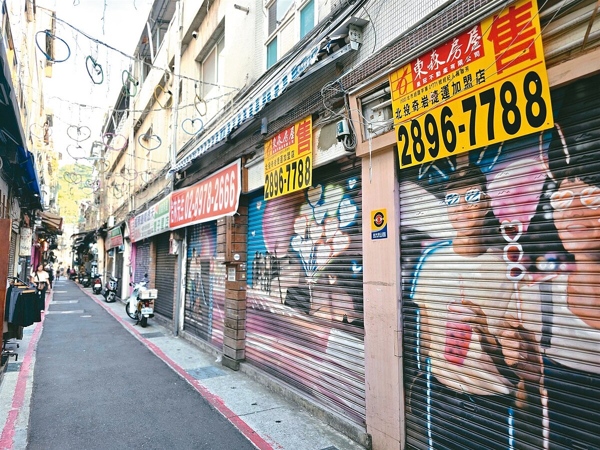 台股指數屢創新高，但受關稅衝擊，實施無薪假的企業和人數也持續攀升，形成一個台灣兩種世界。圖為士林夜市空置店面。記者邱德祥／攝影 