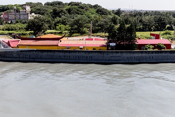 彰化縣靠海的西港地區在滿潮時，低於海平面之下，全靠堤防擋住水。 （記者黃士航╱攝影）