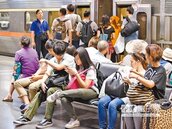 台北電車線斷落　 250人困隧道1小時