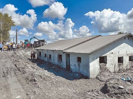 
花蓮洪災重災區光復鄉佛祖街有89戶住宅受損嚴重，加上河床地勢抬高，經評估已無法居住，居民去留問題備受關注。（羅亦攝）
