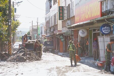 
花蓮洪災救災工作持續，受災家戶、道路清淤在國軍連日投入大量人力支援已陸續完成。（羅亦攝）
