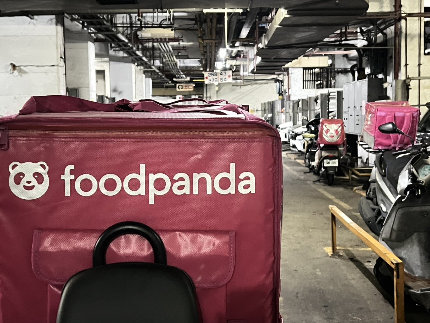 台中一家傳產大廠，因接單不穩，允許員工在工作不忙的時候跑外送，廠區因而停了不少外送機車。記者陳秋雲／攝影 