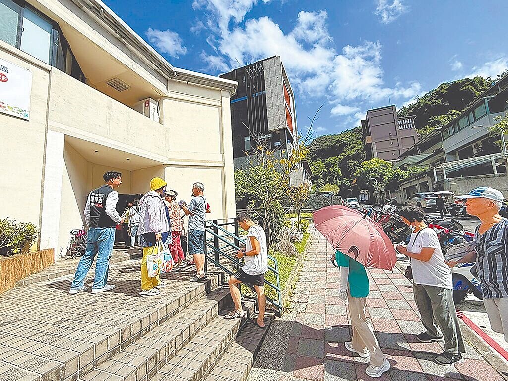 台北市政府在里辦公室設置數位便民系統，民眾只要用平板電腦掃描身分證即可完成物資領取等服務，但日前有不少里都傳出系統當機，造成里民大排長龍。（台北市議員陳宥丞研究室提供／徐佑昇台北傳真）