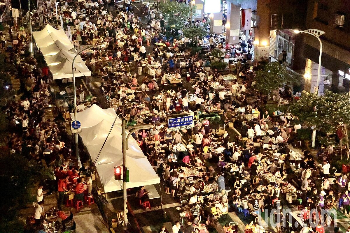 全國最狂的中秋烤肉活動桃園中壢「萬人封街烤肉」,今年邁入第23年。由桃園市新都心生活文化協會主辦,18個「海華」系列社區大樓一同參與。今年共有820組報名,採用無碳火(瓦斯爐)的「無煙」烤肉,現場沒有嗆人的木炭煙味,只有烤肉香氣充滿街區。記者黃義書/攝影