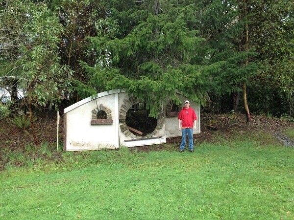 這名男子在喝醉後買了一棟哈比屋,索性將錯就錯的蓋起房子來了。(圖片來源reddit網站)