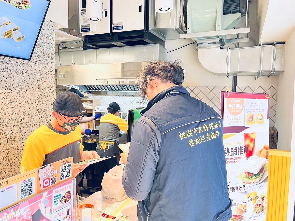 桃園市環保局今年1月起推動「食在淨煙—餐飲油煙陳情減量精進專案」見成效，店家自主改善率達7成。圖／桃園市環保局提供