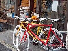 谷中靈園雖然是墳墓區，不過整個氣氛並不恐怖，有許多當地居民都會在此散步騎自行車，因此周邊也有許多間自行車店。