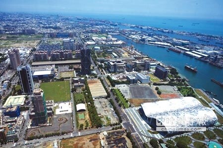 從八五大樓向南望去,亞洲新灣區盡入眼底,圖片更前方,則是攸關高雄「海空經貿城」成功與否的南星計劃區、洲際貨櫃中心區,經發局目標是要將之納入高雄港開發再造的範圍。圖/顏瑞田