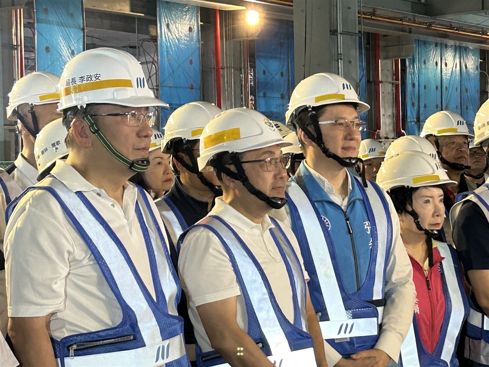 新北市長侯友宜(左2)今在雙北捷運局人員陪同下視察金城機廠。記者林媛玲／攝影 