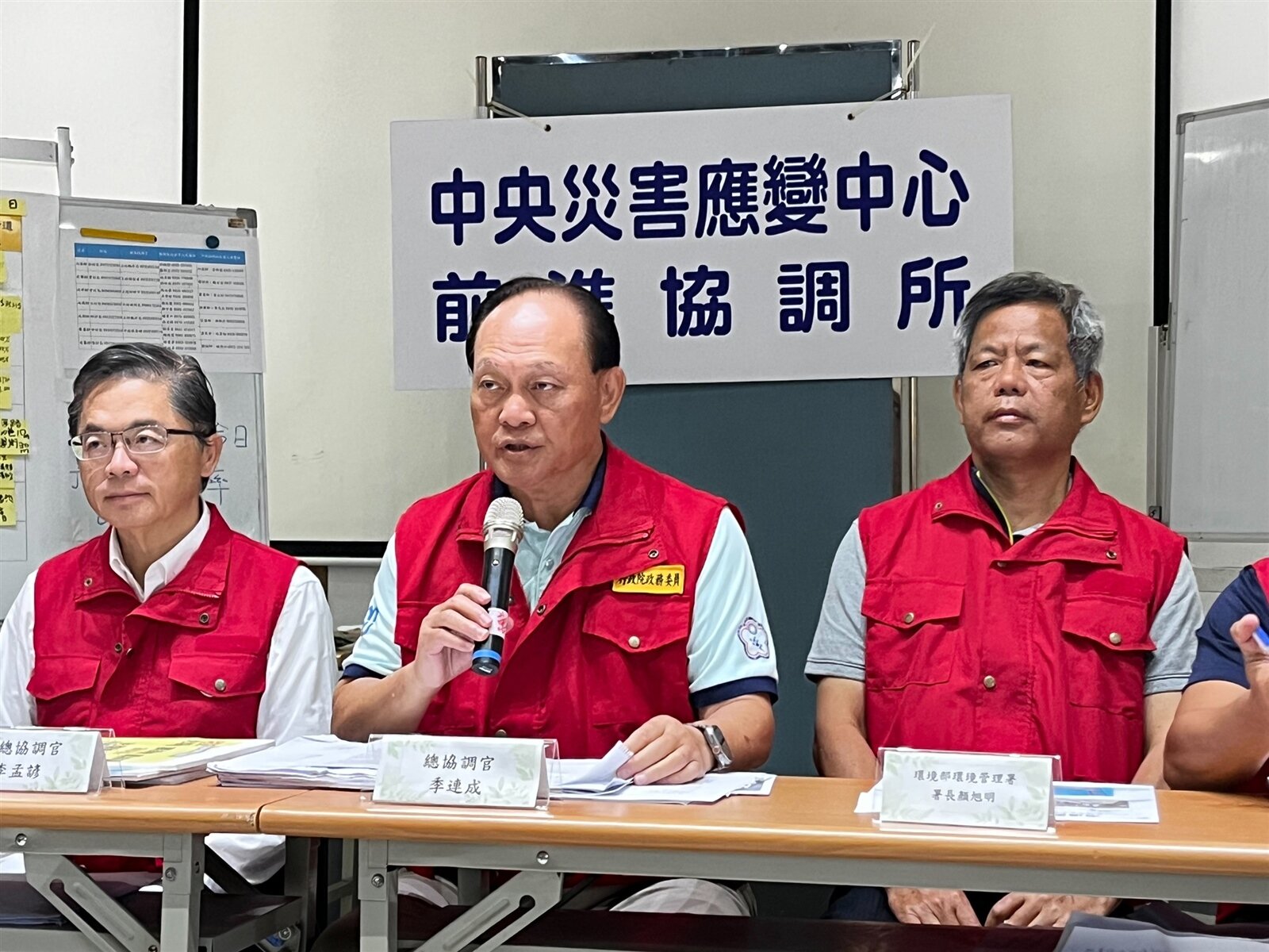 央災害應變中心前進協調所總協調官季連成(中)表示,中央將比照海嘯、防空警報機制,建立堰塞湖災害警報系統,確保所有居民都「聽得到」,請縣府在今天入夜前要修復好廣播系統。記者王思慧/攝影