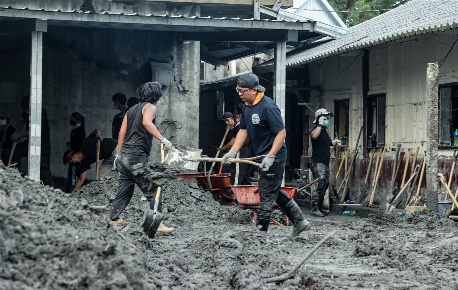佛祖街為光復鄉淹水重災區,目前多數民宅內仍有大量汙泥,志願者馬不停蹄加速趕工。記者曾原信/攝影