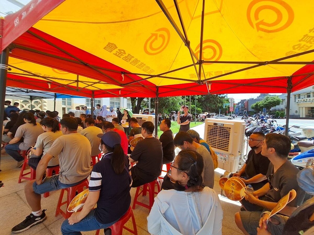 永慶加盟四品牌貼心搭建遮陽帳棚，為熱心捐血民眾提供等待場地。圖／永慶房產集團提供