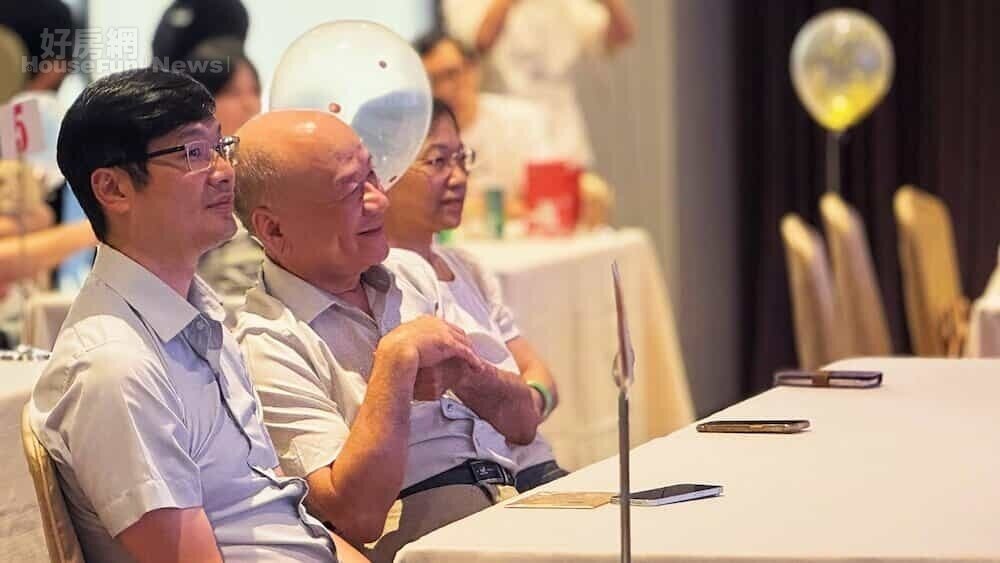 ▼華育婦產科院長徐明義（右）及副院長王呈瑋（左），兩位醫師的祝福，不僅獻給到場家庭，更傳遞給仍在努力追求好孕的女性。