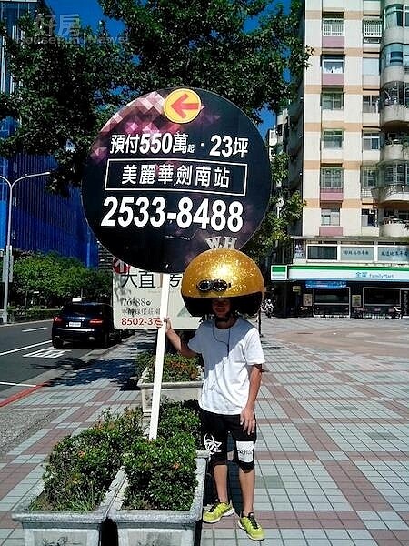 銷售買氣低迷，建案「人形看板」變多。（陳泰源提供）