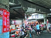 成功陸橋老舊　水泥塊雨頻落