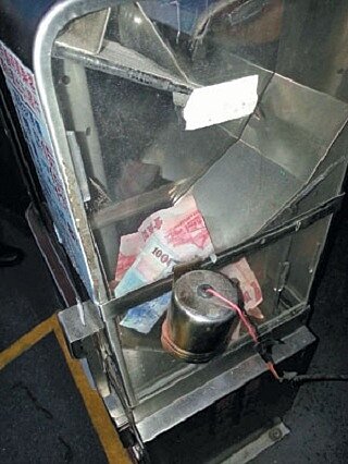 307公車昨天義跑,不少乘客熱烈響應,不只刷悠遊卡付車資,還掏出紙鈔塞進零錢箱樂捐。
圖/首都客運提供