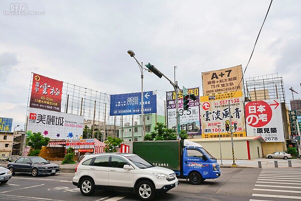 新竹廣告帆布、房市景。(好房News記者 陳韋帆/攝影)