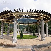 2009年8月8日，莫拉克颱風帶來的豪雨不留情的摧殘著小林村旁的獻肚山。不堪大雨傾盆，獻度山坍塌走山。滾滾土石流以迅雷不及掩耳的速度吞沒了小林村一百多戶人家。
為了見證大自然無情的力量與永續的親情思念，高雄市府於小林村原址附近興建一座紀念公園。