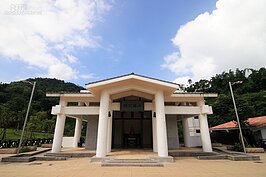 小林村紀念公園內設有一個祠堂，用以祭祀罹難的當地居民。