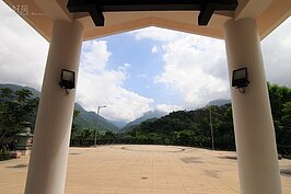 由祠堂往外看，不遠處就是當年小林村原址。