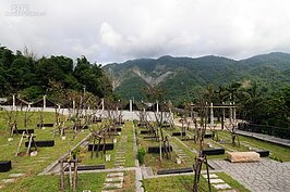 紀念公園內遍植櫻花樹，每一株櫻花代表被土石流淹沒的小林村屋舍。