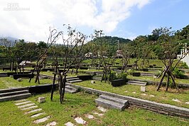 紀念公園內遍植櫻花樹，每一株櫻花代表被土石流淹沒的小林村屋舍。