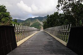 沉思橋通往紀念碑，走到底即可眺望小林村原址。