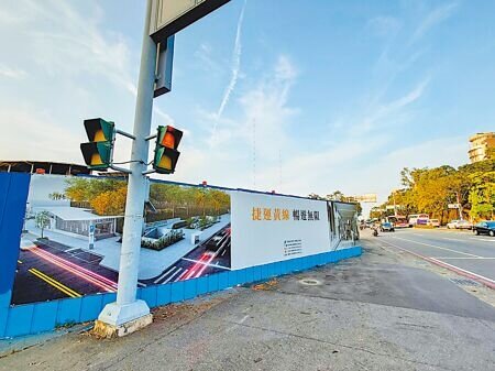 高雄市議員陳麗娜13日於質詢時指出,國內外捷運系統包括台北捷運,都有規畫平行轉乘車站,但高雄相關路線規畫,未看到有預留平行轉乘空間,希望能跟上,增進轉乘效率。(任義宇攝)