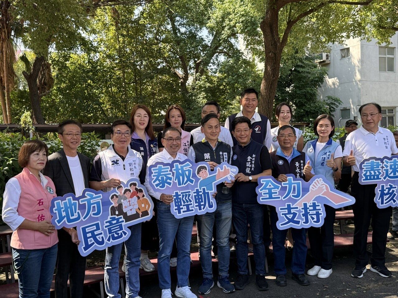 新北市長侯友宜昨到泰板輕軌預定地視察，今天將五度送可行性研究到中央審查。記者葉德正／攝影 
