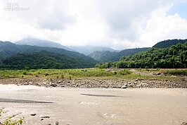 小林村原址前的楠梓仙溪水流依舊潺潺。帶走了時光卻帶不走哀傷。