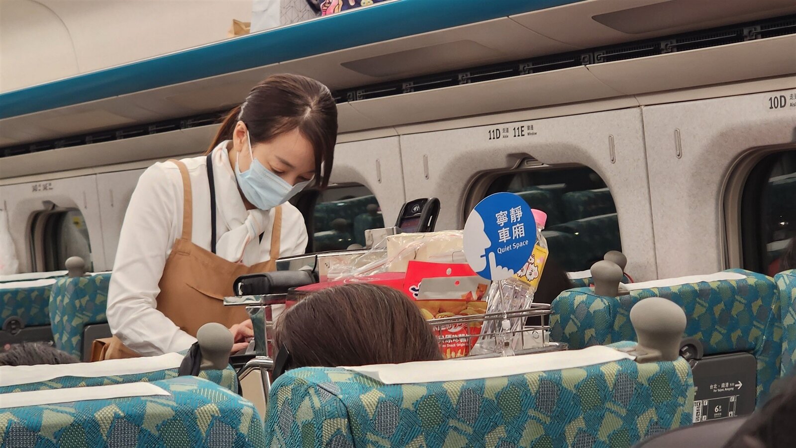 為推動「寧靜車廂」措施，台灣高鐵商品推車也放置宣傳圖卡，但昨天已全數撤下。記者胡瑞玲／攝影 