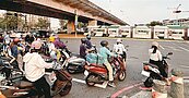 高雄輕軌優先路權　打亂30路口號誌惹民怨