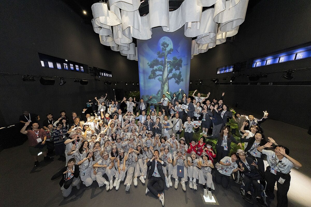 名譽會長黃志芳、TECH WORLD館長邱揮立與全體工作人員在生命劇場合影。圖/貿協提供