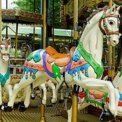 選轉木馬靜靜的等待大小朋友一起遊樂，歡度最後的時光。