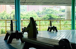 空蕩蕩的野餐椅。