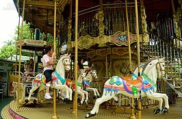 隨著音樂上下緩緩轉動的旋轉木馬，即將在年底停止轉動。