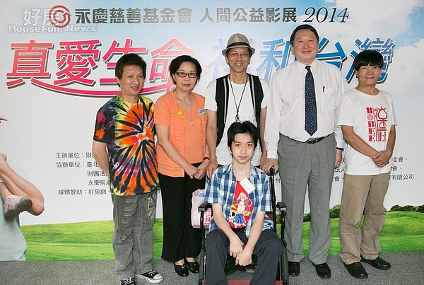 趙怡董事長(右2)與罕病基金會創辦人陳莉茵(左2)、睏熊霸樂團勇爸(左1)、巫爸(右3)、鄭爸(右1),推薦人間公益影展父親節特映片:一首搖滾上月球,邀請親子一起來看感人故事