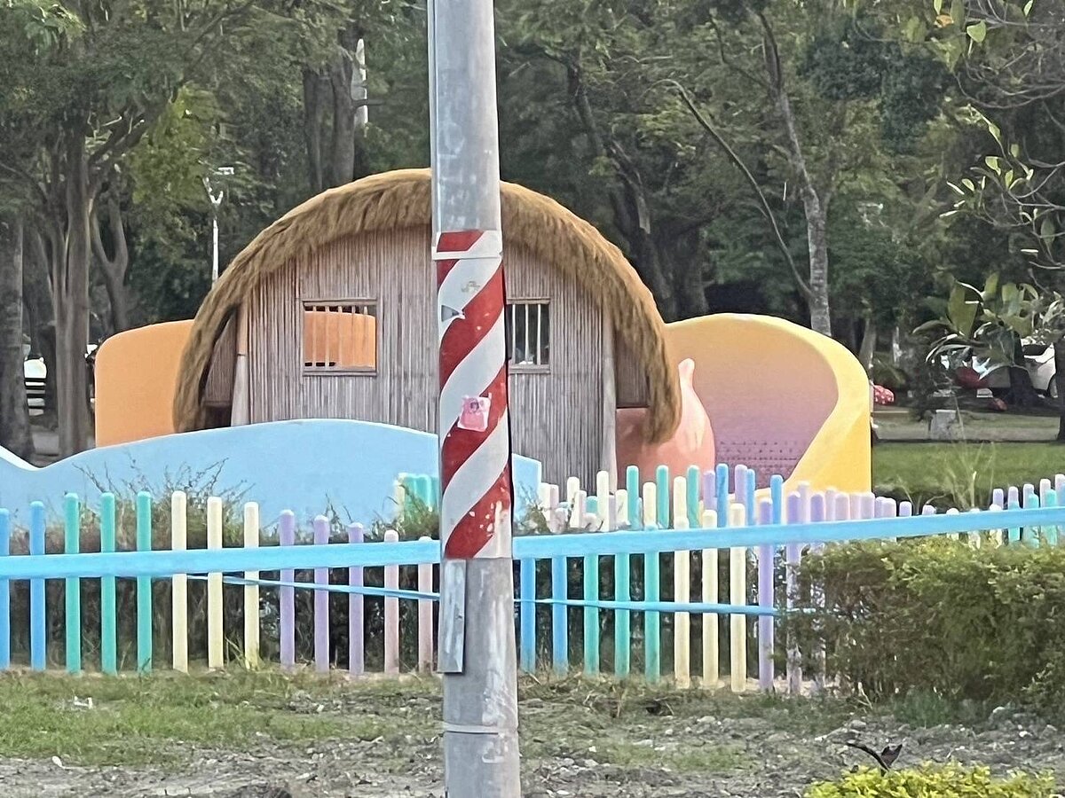 左營蓮池潭的兒童公園打造「三隻小豬」迷宮,居民反映正面看起來像墳墓,讓人不太舒服。圖/議員陳玫娟提供