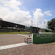 重生的小林國小，在藍天白雲的襯托下，如同漂浮於地表上的「學習天空之城」。