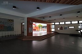 校舍穿堂僅有簡單的裝潢。由入口一進入就可看到中庭的遊樂設施，白色的天花板加上木頭的穿堂門，以及色彩繽紛的遊樂設施，整體感覺十分的美麗。