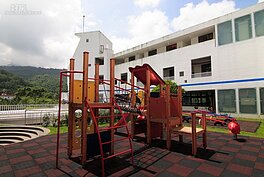 小朋友總有用不完的精力。為了安全在遊樂器材底下舖設軟墊以保護孩童。