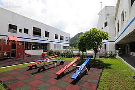 正在放暑假的小林國小空無一人，但是學校卻並未限制進入參觀運動或遊戲。