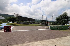 小林國小在八八風災中摧殘殆盡，經過全國所有善心人士的愛心捐獻，加上設計團隊的創意，打造出甲仙區獨一無二的「學習的天空之城」。這裡已經逐漸走出失去親人的哀痛，蛻化成充滿希望的學習園地。