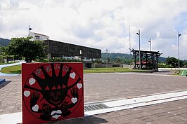 大門口紅色的招牌上「希望小林」四個大字訴說了重生的喜悅與對未來的期盼。