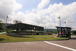 小林國小與都市的國小比較起來，堪稱是迷你小學。但是這裡脫去了都市的那種水泥建築味道，而是大量採用自然建材，與周邊景觀融合。