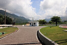 校園一景。遠方則是小林村舊址。