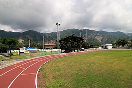 一般學校的司令台總是用水泥興建，但是小林國小卻是利用原木來蓋。多了一分溫暖少了一分嚴肅。