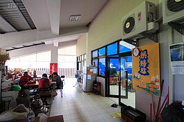 活動中心二樓暫時為小林村民生產特產的廠區。九月份將會移到新落成的廠區進行生產。