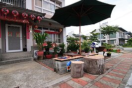 當地居民利用屋前的綠地，以DIY的方式打造出自己心目中的休閒生活。